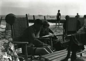 Par, leitura, praia, coney, ilha, c.1910-21 de William Davis Hassler