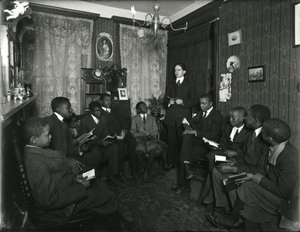 Lição do Comitê de Evangelistas da Sra. Bostick&39;s, 72 West 99th Street, Sr. Rockwood que ensina um grupo de jovens homens e meninos afro-americanos. 31 de março de 1916 de William Davis Hassler