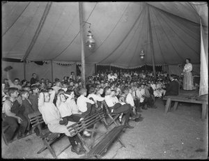 Encontro de crianças da Sociedade Evangelística, East 67th Street e Avenue A, Nova York, 24 de julho de 1914 de William Davis Hassler