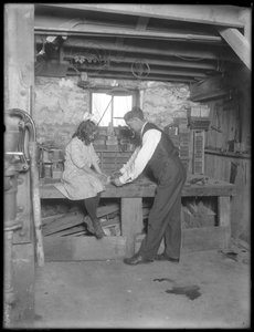Frank P. Hassler e Mary Hassler no porão, Glen Ellyn, c.1912 de William Davis Hassler
