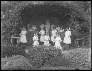 Aula de formatura das meninas do asilo órfão católico romano posou diante da gruta com seus diplomas, 1912 de William Davis Hassler