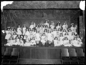 Grupo meninas, posado, ligado, um, pequeno, fase, segurando, bonecas, provavelmente, a, católico roman, órdã, asilo, kingsbridge, bronx, c.1911