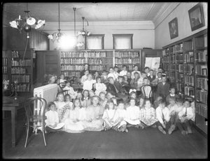 Retrato de grupo de crianças na sala de leitura de um ramo não identificado da Biblioteca Pública de Queens Borough, c.1910 de William Davis Hassler