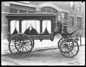 Carro funerário puxado por cavalos pertencente à FS York, estacionado na W. 145th Street (ou E. 145th Street), Nova York, 1º de dezembro de 1914