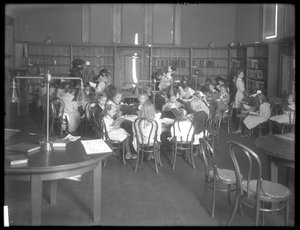 Vista interior de um ramo não identificado da biblioteca pública de Queens Borough, c.1910 de William Davis Hassler