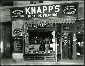 Moldura de Quadro de Knapp, Stafford Inc. Vitrine, 146 Hamilton Place, 1914 de William Davis Hassler