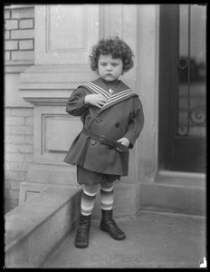 Menino, marinheiro, paleto, frente, stoop, vermilyea, avenida, apartamento, predios, c.1913 de William Davis Hassler