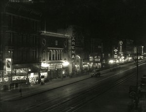 Visão noturna no lado sul da rua 23 entre a sexta e a sétima avenidas, c.1916-17 de William Davis Hassler