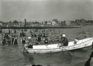 Barco a remos e nadadores na água, Coney Island, c.1910-21 de William Davis Hassler