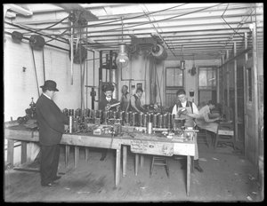 Oficina do sexto andar, Geyser Electric Water Heater Company, 42 Hudson Street, Nova York, 31 de dezembro de 1914 de William Davis Hassler