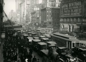 Times Square, cheia de carros, ônibus e pessoas, c.1917 de William Davis Hassler