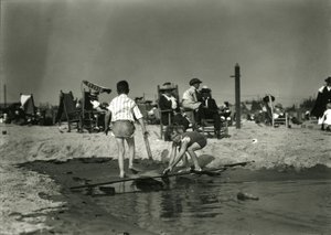 Duas crianças brincam com restos de madeira em águas rasas, Coney Island, c.1910-21 de William Davis Hassler
