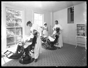 Dois pacientes sendo examinados, sala do dentista, Hospital Seton, Spuyten Duyvil, Bronx, 30 de outubro de 1914 de William Davis Hassler