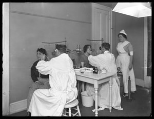 Dois pacientes sendo examinados, Sala de Exame nº 1, Hospital Seton, Spuyten Duyvil, Bronx, 30 de outubro de 1914 de William Davis Hassler