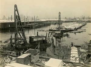 Local industrial não identificado à beira-mar, c.1910-21 de William Davis Hassler