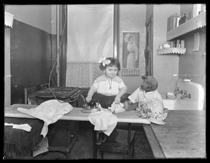 Menina não identificada, demonstrando o uso de um ferro elétrico, c.1913-14 de William Davis Hassler
