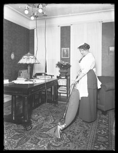 Mulher não identificada, demonstrando o uso do aspirador Apex, c.1913-14 de William Davis Hassler