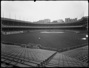 Vista do Polo Grounds das arquibancadas para o campo e arquibancada, Nova York, 3 de julho de 1914