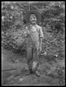 William Gray Hassler de chapéu de palha e macacão, carregando vara de pescar e cesto na floresta, 20 de agosto de 1911 de William Davis Hassler