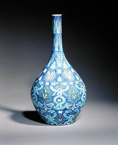 Grande vaso em forma de garrafa decorado ao estilo persa com serpentes entrelaçadas e motivos foliares, pintados por James ou John Hersey de William de Morgan