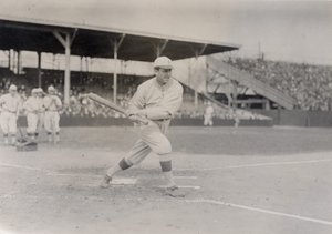 Mike Donlin, pirata de Pittsburgh, a fazer um swing de treino de William H. Trefts Jr.