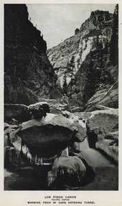 Canyons of Colorado: Los Pinos Canon, Desfiladeiro Toltec, Mostrando Trem de Carros Entrando no Túnel (foto a p/b) de William Henry Jackson