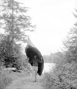 Transportando canoa nas Montanhas Adirondack de William Henry Jackson