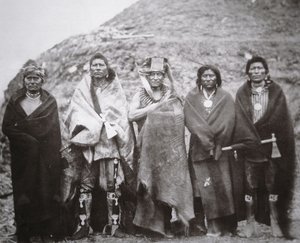 Pawnee people in front of a tribal earth lodge, c.1869 (foto a p/b)