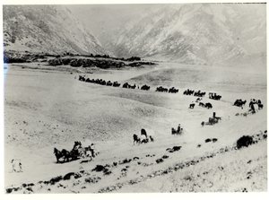 Pioneiros coletando imigrantes da estação de trem e levando-os para o Mormon Salt Lake City