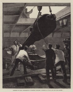 Armamento do HMS Northampton no estaleiro de Chatham, abaixando uma arma de 18 toneladas na bateria