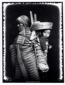 Navaho mulher carregando um papoose nas costas dela, c.1914 (bw foto)