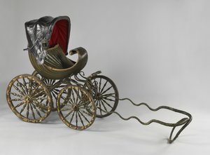 Um carrinho de bebé pintado e dourado (meios mistos)