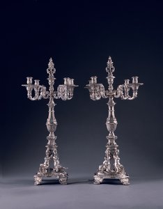 Par de candelabros alemães de quatro luzes, encomendados para Jorge II, feitos por Balthasar Friedrich Behrens, Hanover, 1736-37