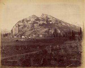 Twin Peaks e C.P.R. Hotel, Banff de William McFarlane Notman