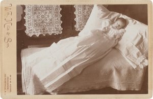 Bebé post-mortem na cama, 1880-1890 (foto) de William Mills & Son