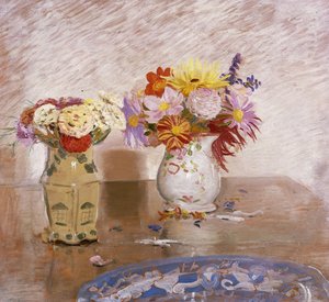 Dois Vasos de Flores e uma Placa Azul