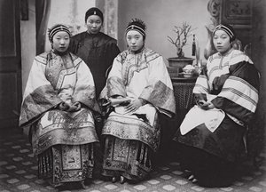 Mulheres Chinesas, c.1880 (albumen print)
