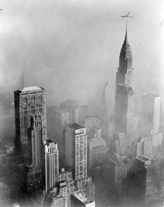 O smog obscurece a vista do Chrysler Building a partir do Empire State Building, Nova Iorque de William Van Alen