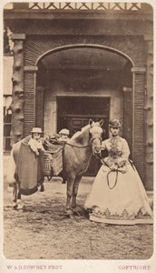 Princesa Alexandra com o príncipe Albert Victor e o príncipe George de William and Daniel Downey