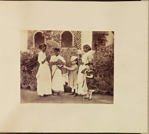 [Crianças caucasianas com Ayahs]. de Willoughby Wallace Hooper