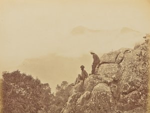 [Homens de pé sobre formações rochosas]. de Willoughby Wallace Hooper