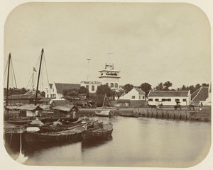 O mirante no canal do porto em Batávia