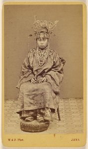[Mulher javanesa com um toucado ornamentado, sentada]. de Woodbury and Page