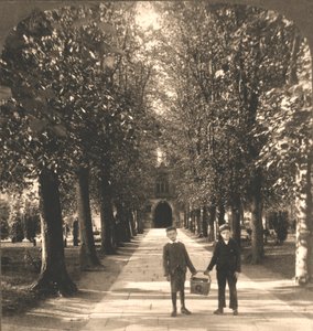 Aproximação à igreja da trindade, Stratford em Avon, Inglaterra, 1905. de Works and Sun Sculpture Studios