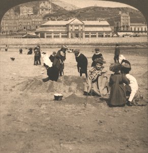 Na praia de Llandudno, país de Gales, 1894. de Works and Sun Sculpture Studios