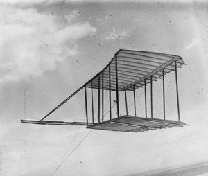 Vista do planador voando como uma pipa, 1900 de Wright Brothers