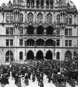 Um concerto ao ar livre na Câmara Municipal, Munique, Alemanha, c1900s. de Wurthle and Sons