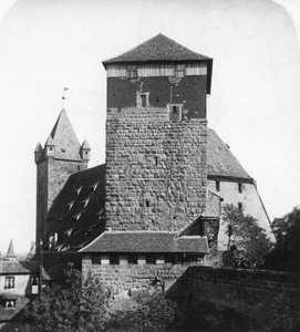 A torre quintagonal Funfeckiger Thurm, Kaiserstallung, Nuremberg, Alemanha, c1900s. de Wurthle and Sons