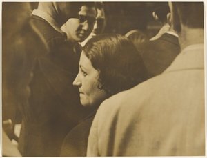 [Woman in a Crowd]. de Yasuo Kuniyoshi