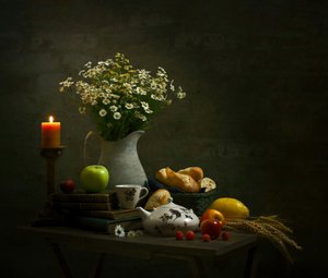Natureza morta rústica à luz de velas de Yinan F.
